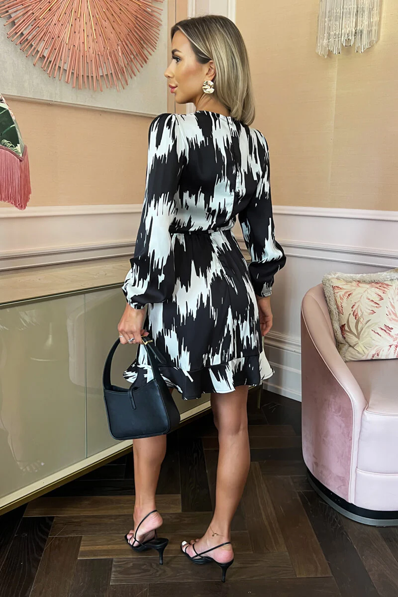 Black And White Printed Long Sleeve Pleated Shoulder Mini Dress - Image 5